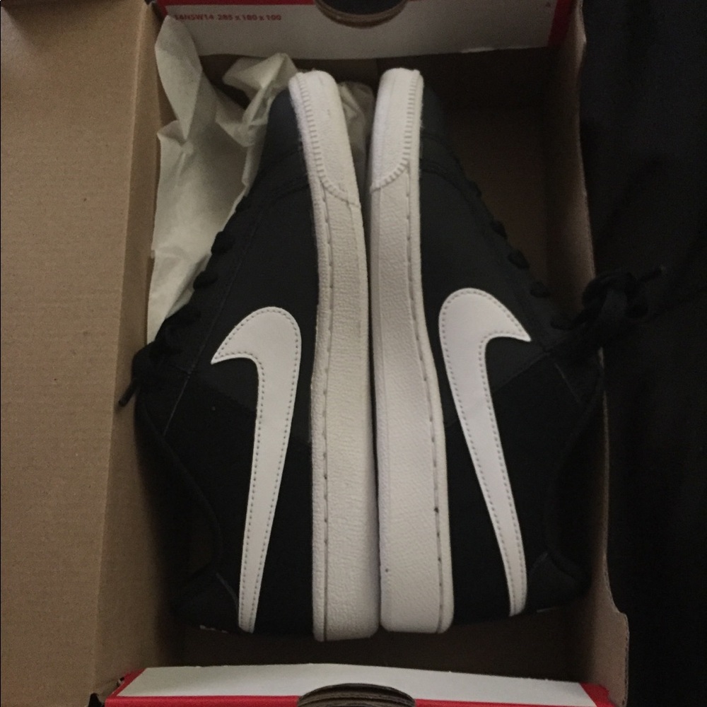 Nike royal tennis shoes